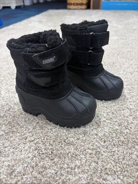 Khombu black snow boots size 6
